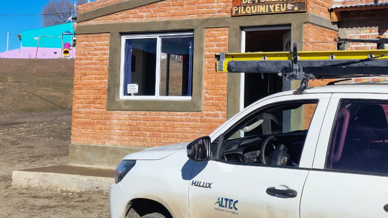 En Pilquiniyeu garantizamos conectividad satelital estable y gratuita para 13 familias